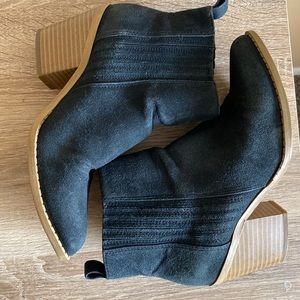 Size 6 Boots: Black